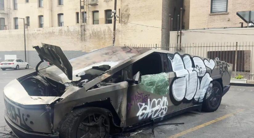 Miért áll egy kiégett, összegraffitizett Tesla Cybertruck ebben a parkolóban? - Videó