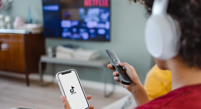 Ön is szokott mobilozni filmnézés közben? Ha igen, örülhet a Netflix újításának