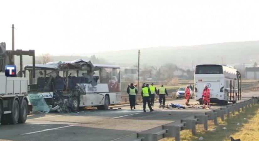 Frontálisan ütközött két busz Belgrán környékén