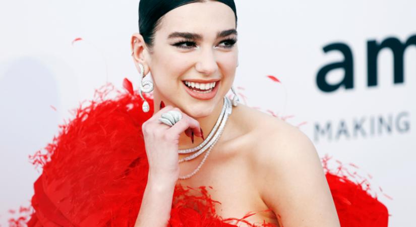 Kiderült Dua Lipa ragyogó bőrének a titka: ezekre a termékekre esküszik