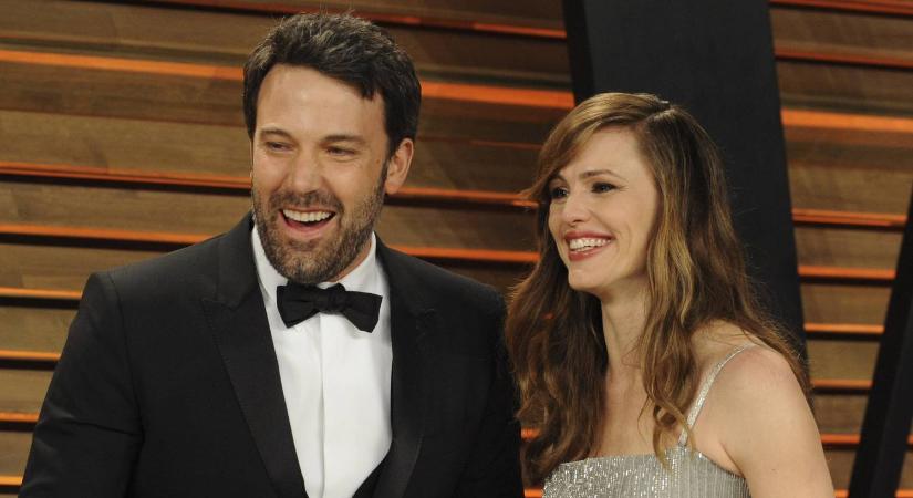 Ben Affleck közelében néz házat Jennifer Lopez, Jennifer Garner a kisfiával mutatkozott