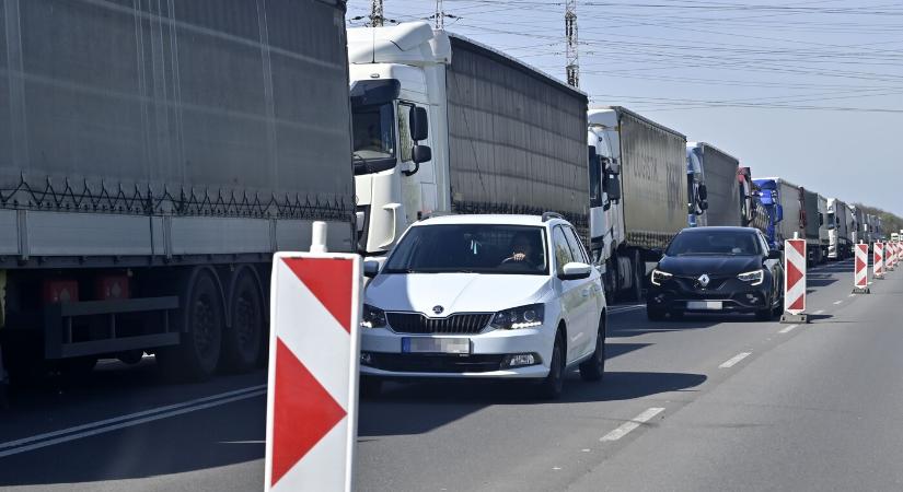 Kedden erős szél lesz, a forgalomban torlódások alakultak ki