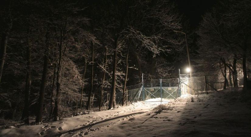 Felháborító! Félmeztelenül rohangáló ember riogat a pécsi éjszakában!