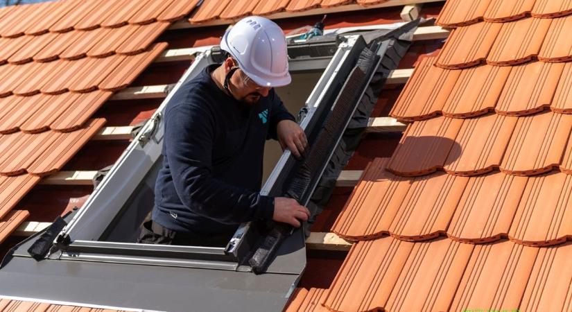 Fa vagy műanyag tetőablak? – Segítünk eldönteni, melyik legyen a tetőd új sztárja!