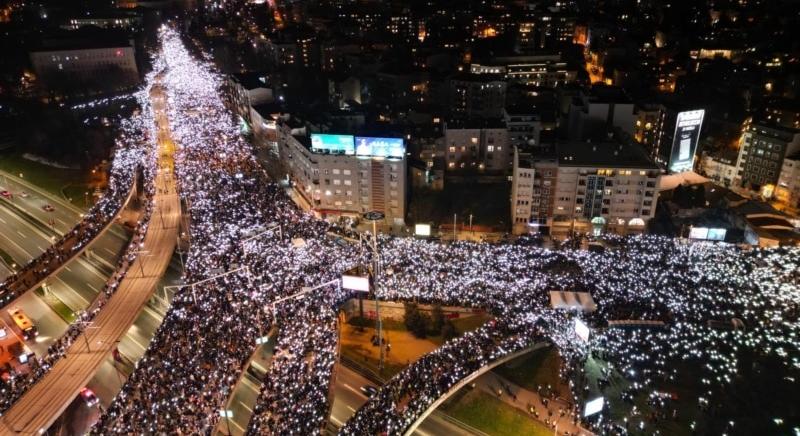 Blokád alá vonták a belgrádi utakat a tiltakozó diákok, csatlakoztak hozzájuk a gazdák és mások is