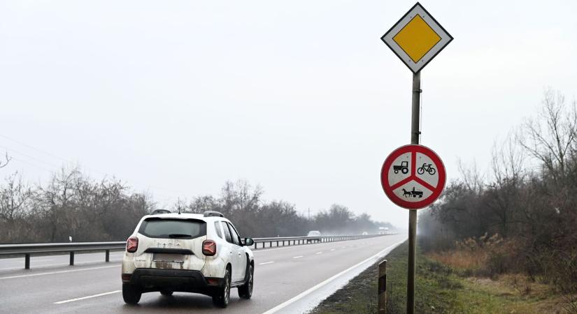 Tömegével forgatták el a jelzőtáblákat Fegyverneknél, kedden kiderült, kik tették