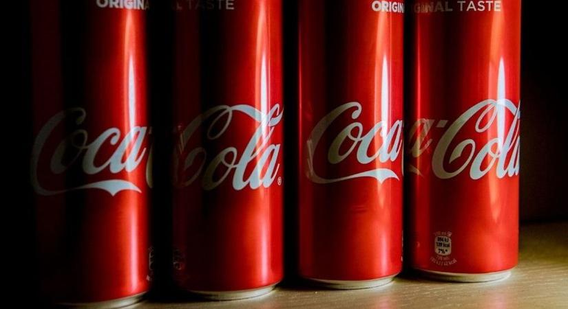 Veszélyes Coca-Cola-termékek kerültek forgalomba, visszahívják azokat a boltok polcairól