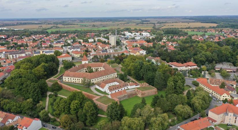 Elszabadultak az indulatok, miután ledöntötték a szobrokat a középkori magyar várkastélyban  fotók