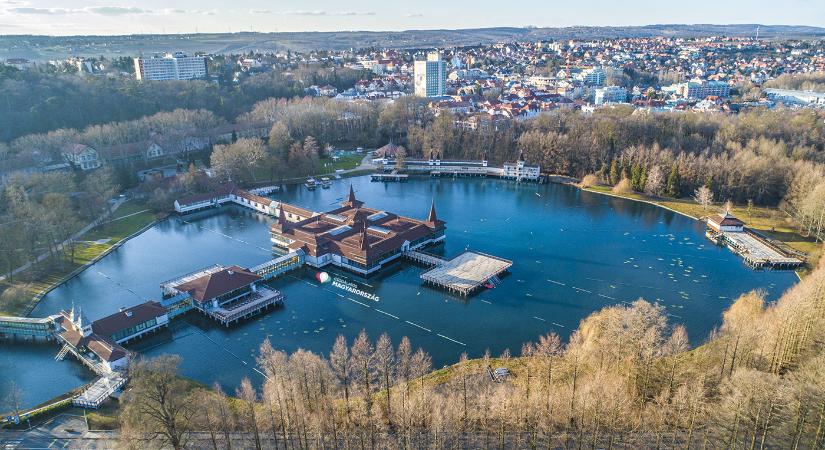 Rendezvénytér és zöld szigetek: így újul meg Hévíz belvárosa május végéig