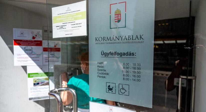 Díjköteles lesz a jogosítvány lopásnál, jön a 25 év felettiek díja, a nyugdíjasoknak nem lesz ingyenes az útlevél