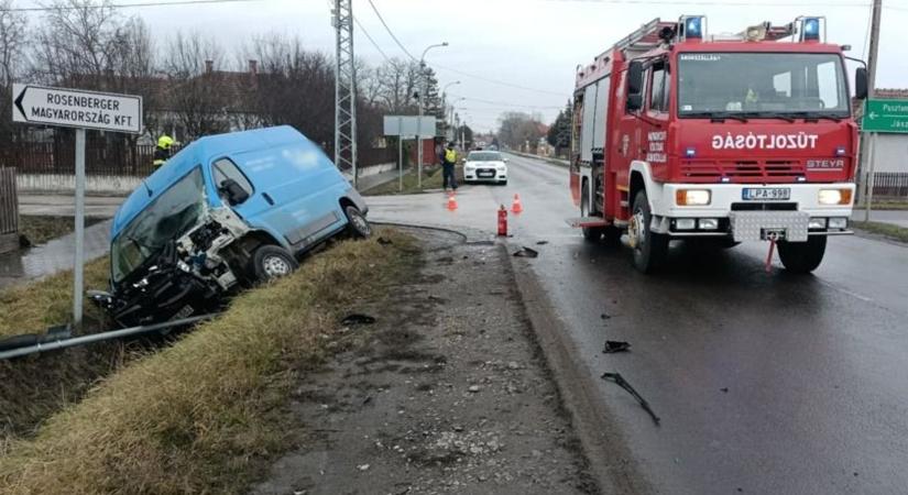 Óriási baleset Árokszállásnál, veszélyes anyagot szállító kamionnal ütközött az árokba csapódott furgon