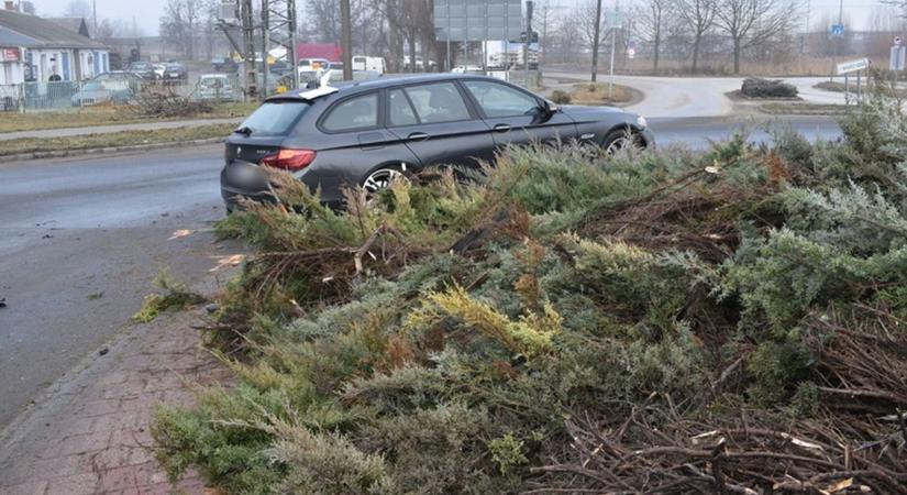 Ittasan hajtott a körforgalomba, majd autóját hátrahagyva elmenekült