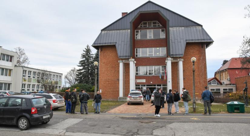 Rendőrök érkeztek egy magyar középiskolához, a diákokat hazaküldték