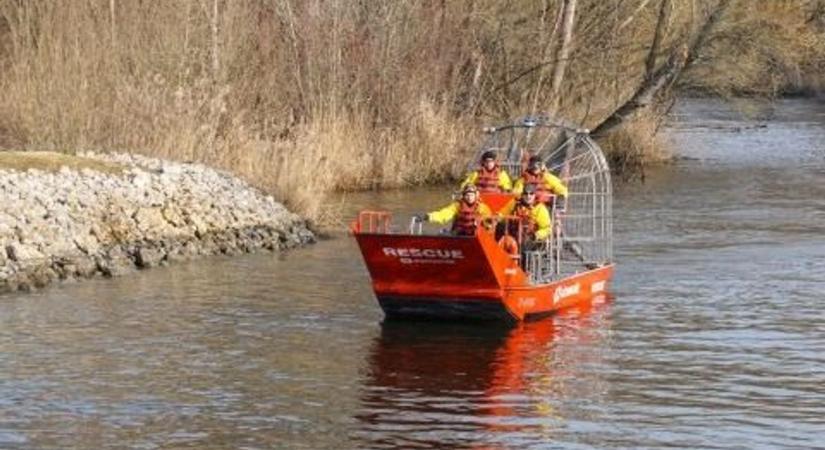 Mentési gyakorlat airboat mentőhajóval