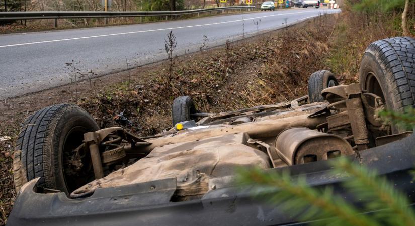 Mi történik Baranyában? Újabb karambol: egy autó a tetejére borult