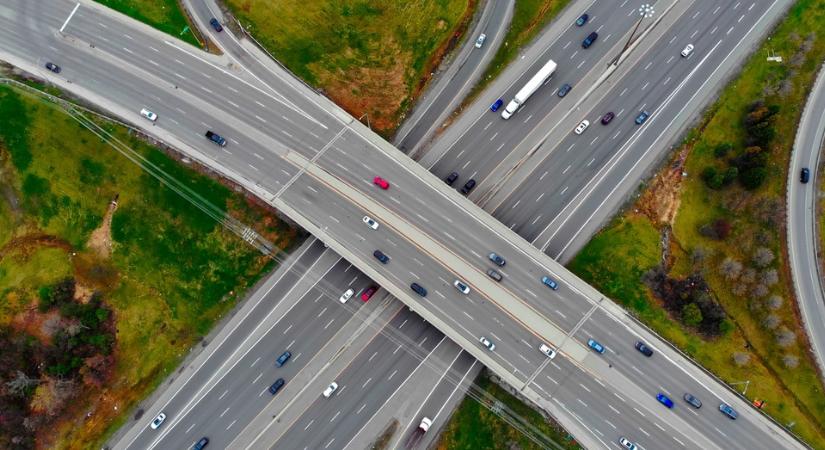 Változik a sebességhatár az autópályákon, jelentősen emelkedik ezeken a szakaszokon