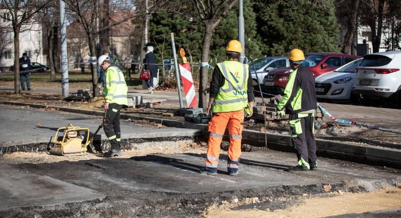 Ezért bontják az új aszfaltot a városban (galéria)