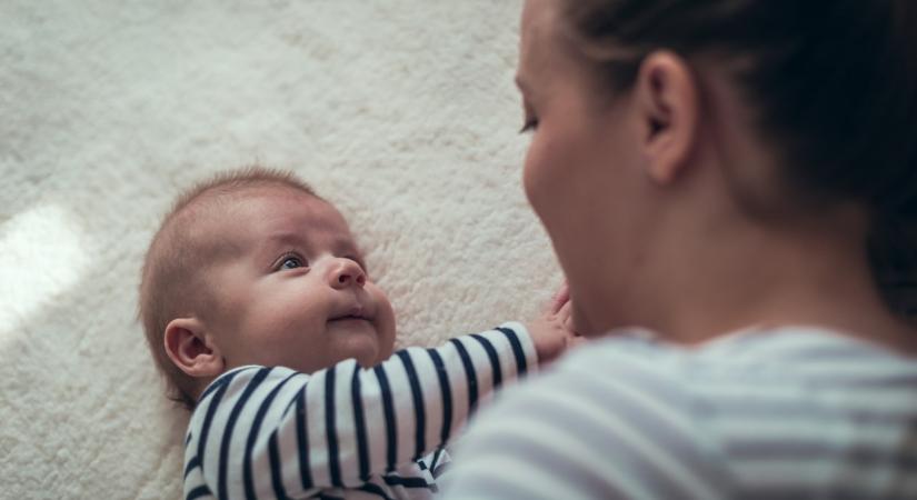 Aranyos videón, hogyan utánoz a baba – amiből nagyon sokat tanul is