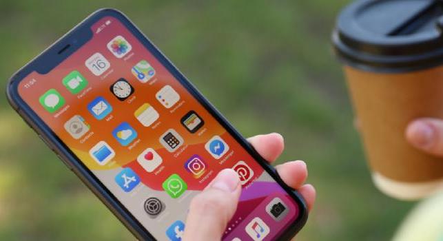 Már videóban mutogatja magát a legújabb olcsó iPhone