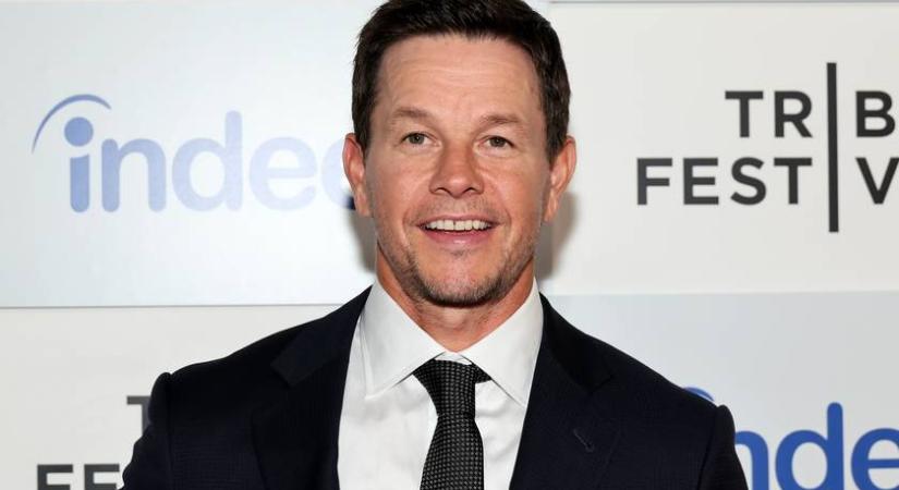 A szexi színész szinte felismerhetetlen kopaszodó fejjel: meglepő külsővel látható Mark Wahlberg