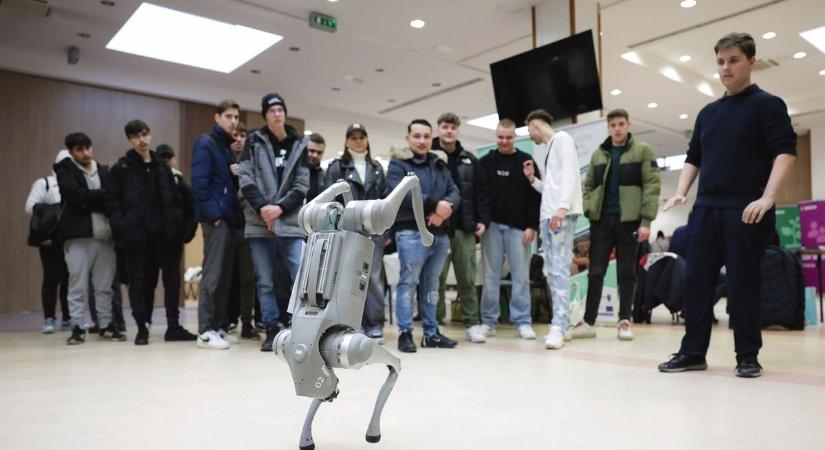 Robotkutya mutatta meg képességeit a fórumon