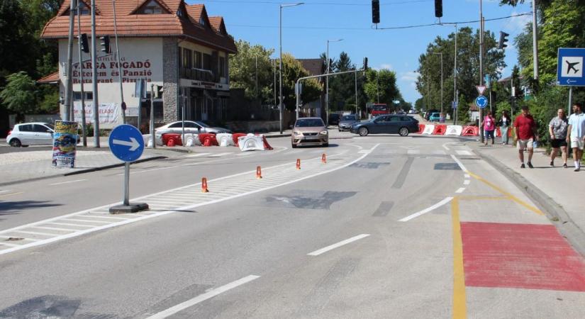 Végleg megszűnik a lámpás csomópont, marad az a "szép" körforgalom Siófokon