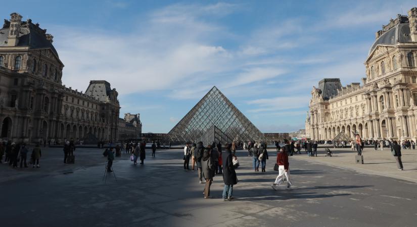 Leszámol a Louvre turistaterrorjával Párizs - pórul járnak a turisták