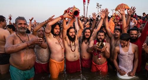 Többen életüket vesztették, és sokan megsérültek a legnagyobb indiai hindu fesztiválon kitört tülekedésben