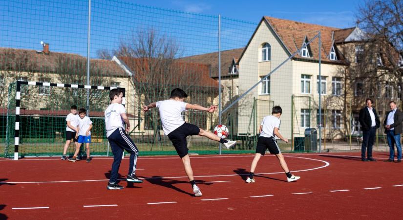 Multifunkciós rekortan sportpályát avattak Balatonlellén