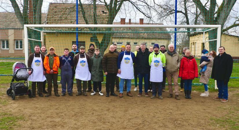 Erős közösséget építenek: a hétvégén disznóölést tartott a Kemenesmagasi FC