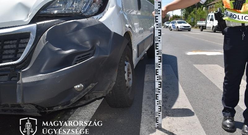 Elgázolta az elsőbbséget adó motorost