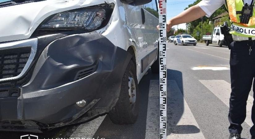 A zebránál megállt a motoros, elütötte a mögötte érkező autó