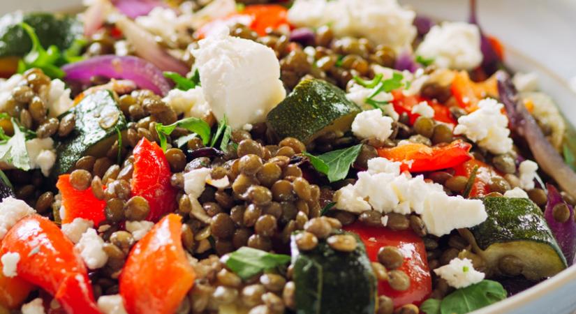 10 perces lencsesaláta rengeteg zöldséggel – Feta sajttal megszórva az igazi