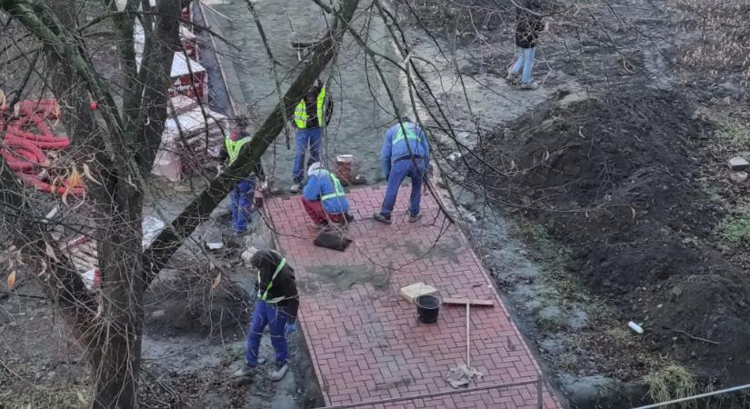 Már térköveznek a Kossuth téren