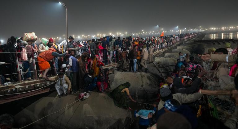 Tömegpánik tört ki India legnagyobb hindu fesztiválján, többen meghaltak