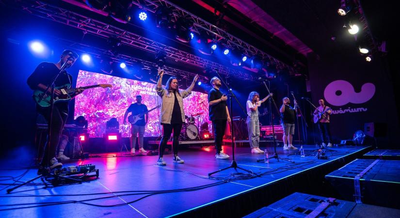 Induljon dicsőítéssel az év! Agapé Worship koncert Szentendrén