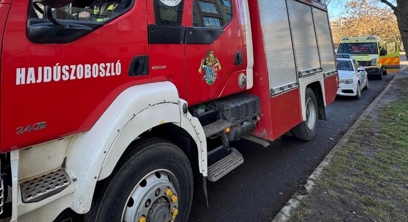 Vajon mi történhetett? Nagy erőkkel vonultak a hatóságok Hajdúszoboszló egyik utcájára - fotókkal, videóval