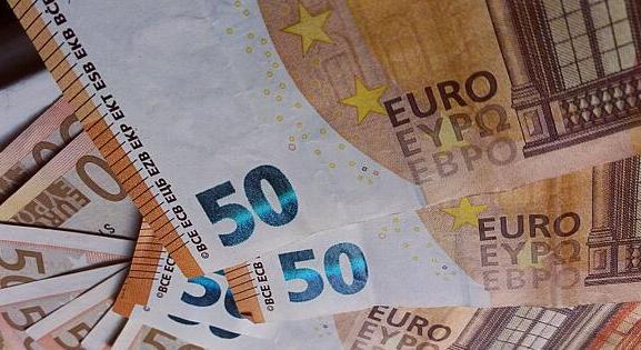 Már 407 forint alatt is volt az euró, kevesebb kamatot fizetnek az európai pénzre