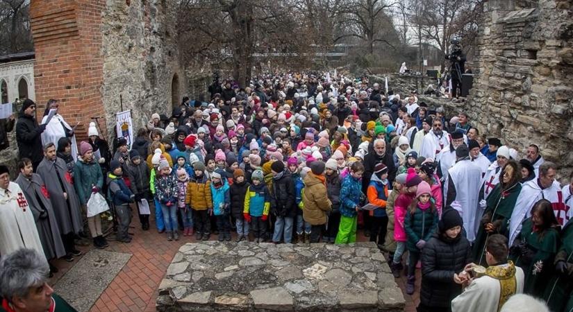 Zarándokok előtt misézett a bazilikában is miséző püspök