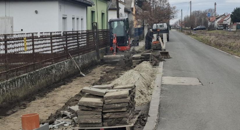 Útfelújításokkal teszik biztonságosabbá a közlekedést Baján