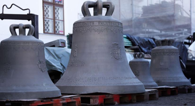 Leemelték a harangokat a bencés templomról Győrben - fotók, videó