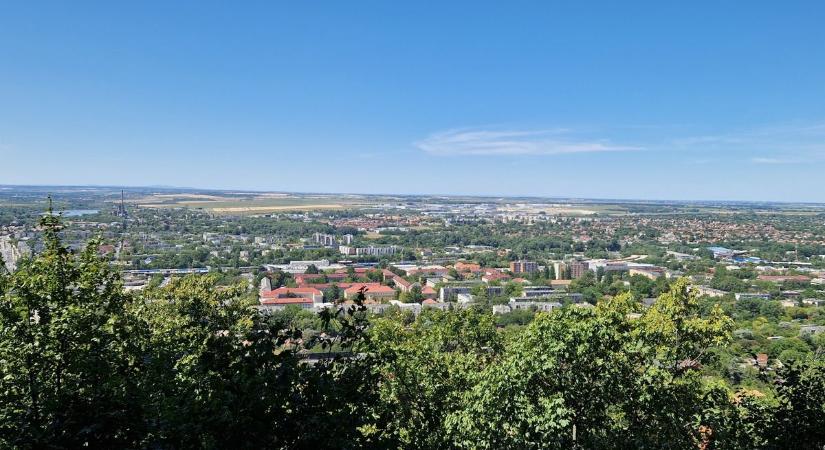 Hatalmas füsttel lángolt egy apró épület a Csülök utcában  fotó