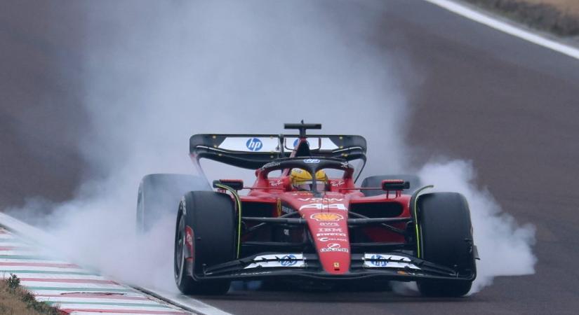 Ripityára tört egy Ferrarit Lewis Hamilton