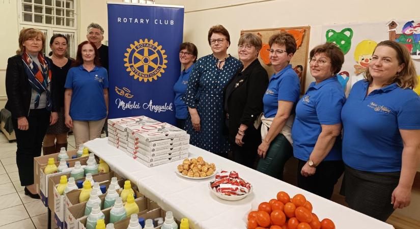 A MESZEGYI Családok Átmeneti Otthonának adományoz a Rotary Club