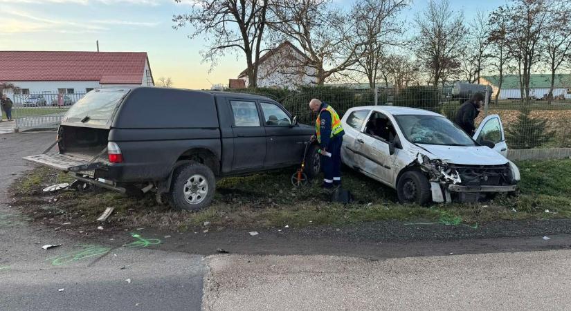 Két autó ütközött, majd csapódott kerítésnek Hajdúszovát és Debrecen között