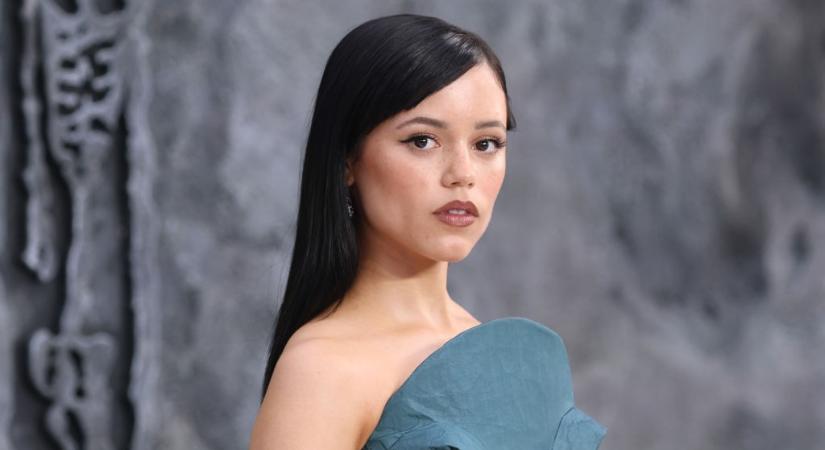 Jenna Ortega élete legapróbb rövidnadrágját viselte, Reese Witherspoon lánya királynőként tündökölt: íme a Dior bemutatóján viselt legemlékezetesebb szettek