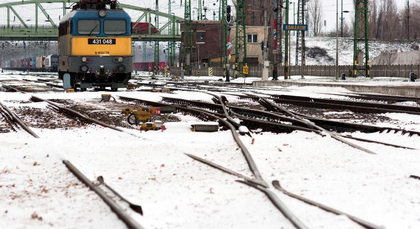 Sugárhajtóműves szovjet megahajszárítóval olvasztotta le a MÁV a sínekről a havat, döbbenetes technológiájuk volt a múlt évszázadban