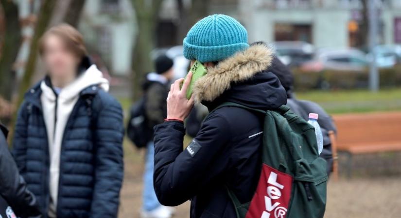 Még a tanárok sem tudták értesíteni a szülőket egyes iskolákban a bombariadóról, mert náluk sem volt telefon