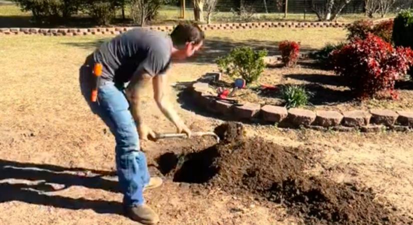 Nem hitt a házaspár a szemének, mit találtak a kertjükben a fémdetektorral - Videó