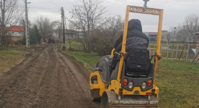 Útjavítási munkákat végeznek Abonyban